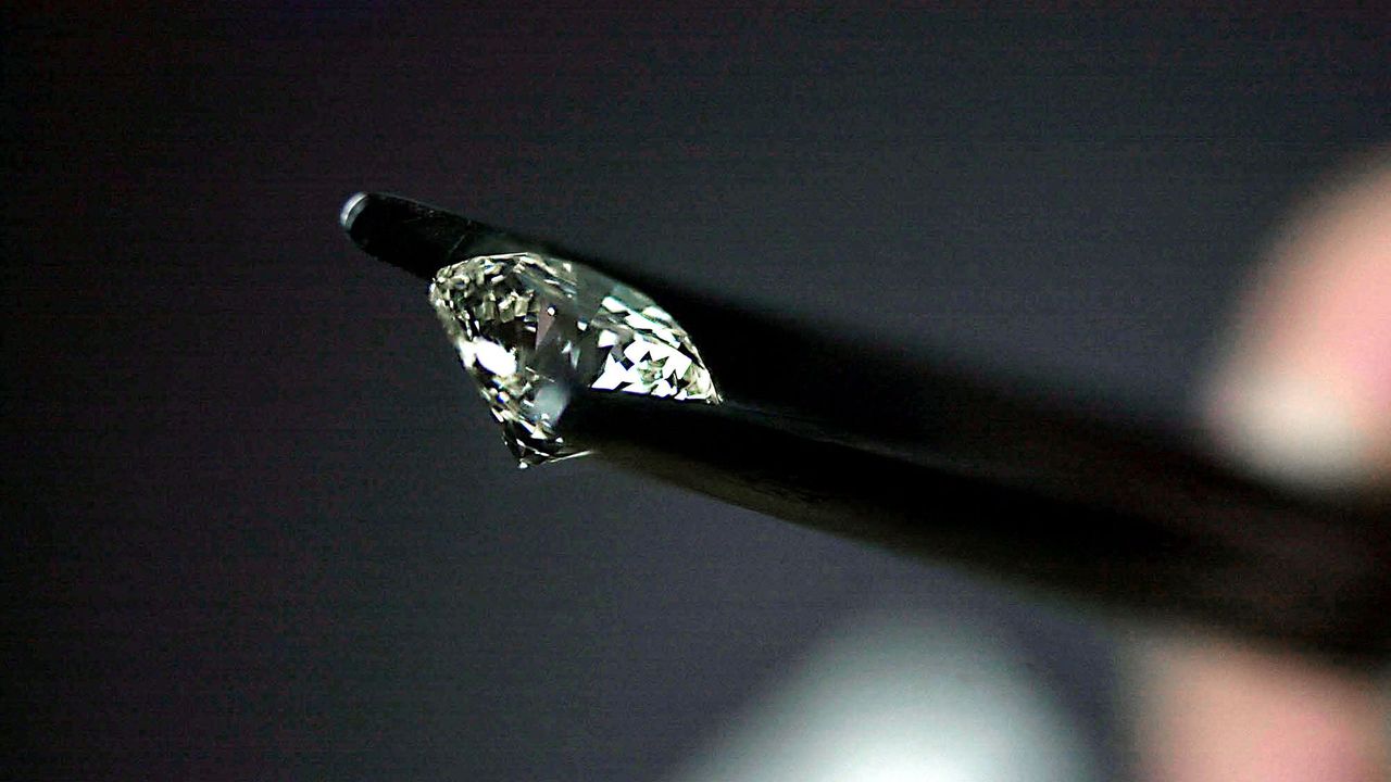 Lab Diamonds Demystified: Your Ultimate Buying Guide